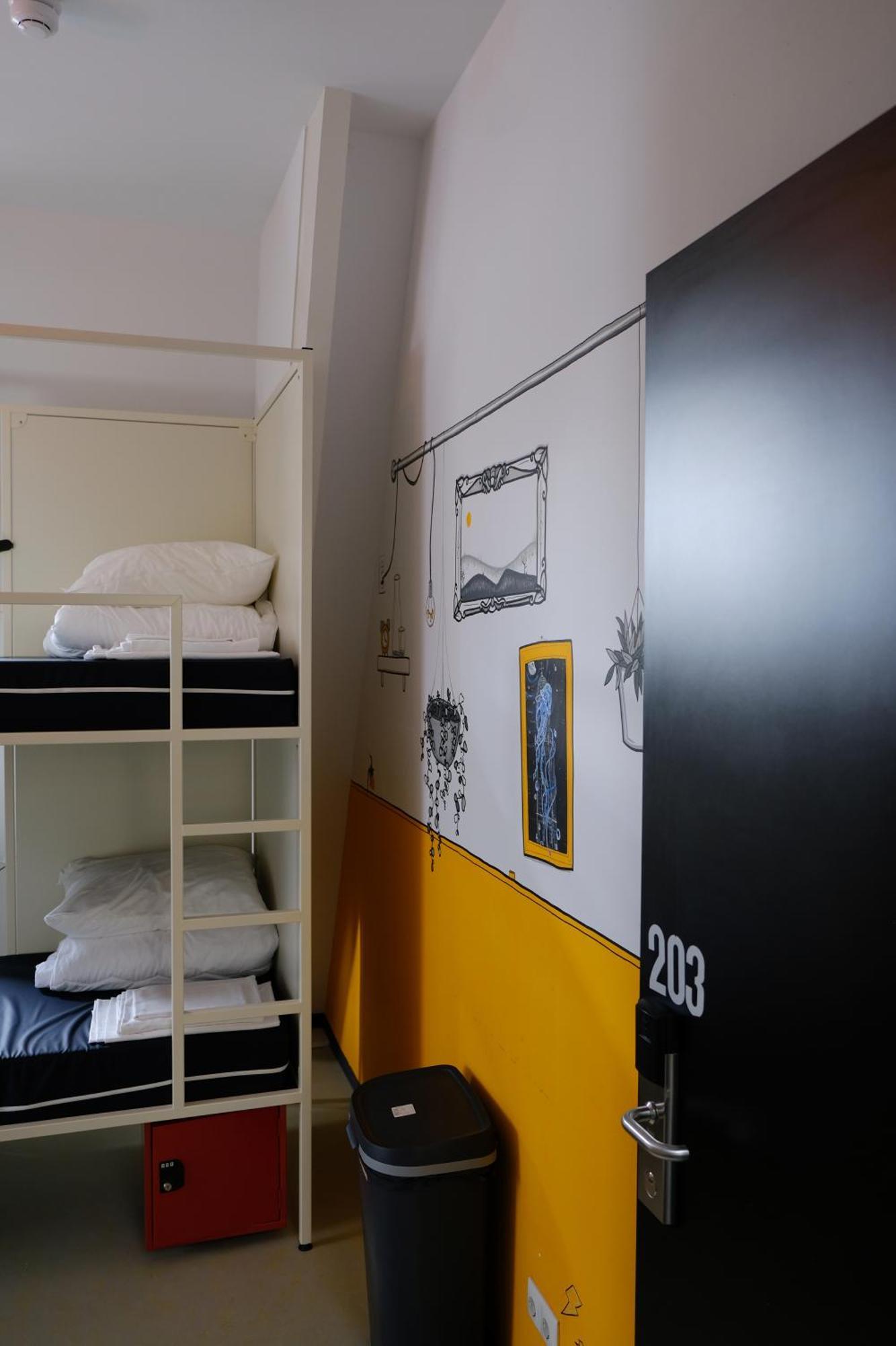 Hostel & Bar De Basis Zwolle  Ngoại thất bức ảnh