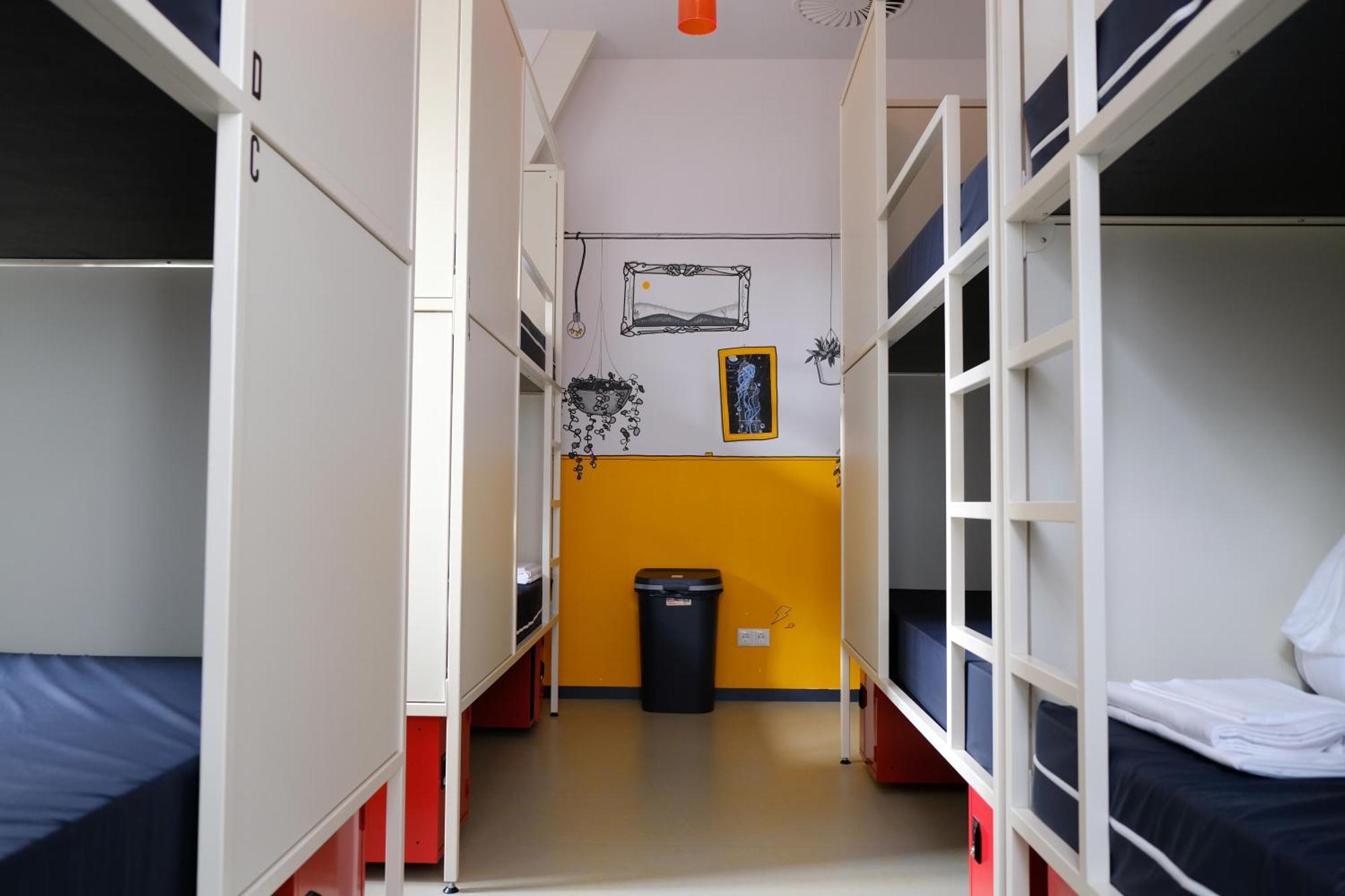 Hostel & Bar De Basis Zwolle  Ngoại thất bức ảnh